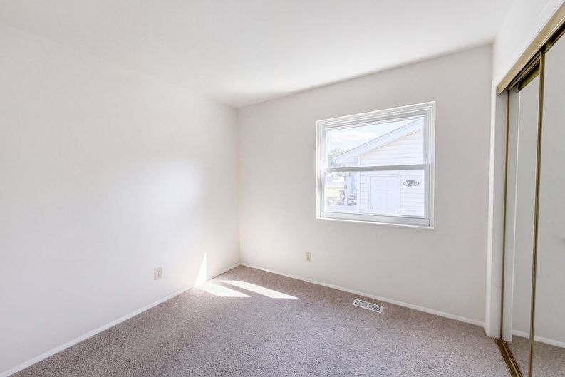 Photo 13 of 27 of 12132 Jerries Ln, Florissant, MO