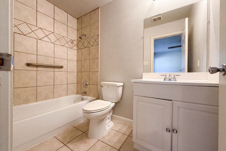 Photo 10 of 16 of 40 Chapel Hill Cir, San Antonio, TX