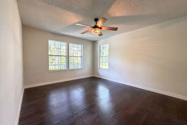 Photo 7 of 20 of 321 Paradise Cir, Satsuma, FL