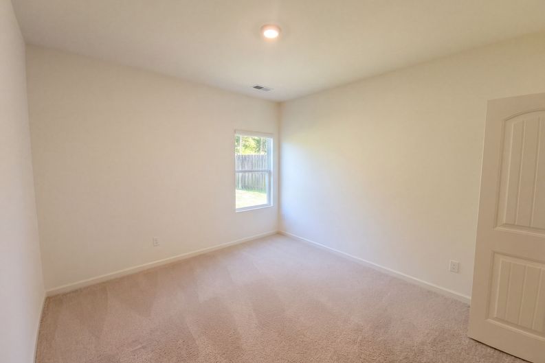Photo 13 of 24 of 1105 Merion Dr, Calera, AL