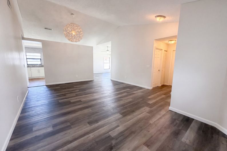 Photo 3 of 17 of 9507 Letterstone Ct, Tampa, FL