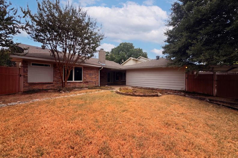 Photo 5 of 20 of 301 Hillside Ct, Garland, TX