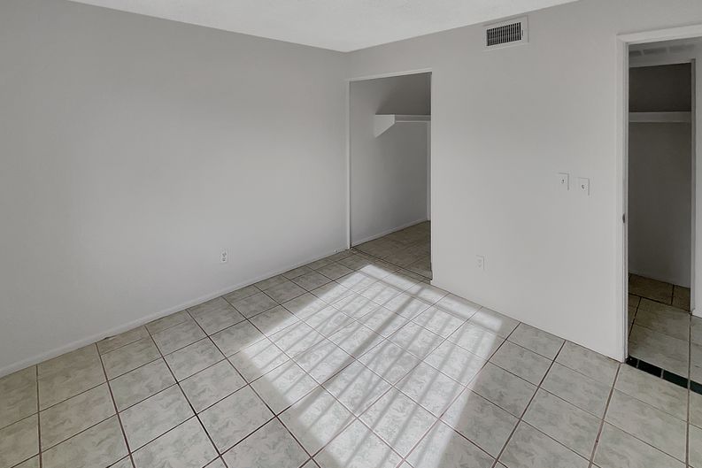 Photo 4 of 14 of 3646 N 69th Ave, Phoenix, AZ