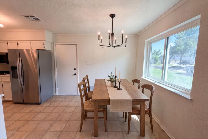 Photo 9 of 14 of 501 E Central Dr, Georgetown, TX
