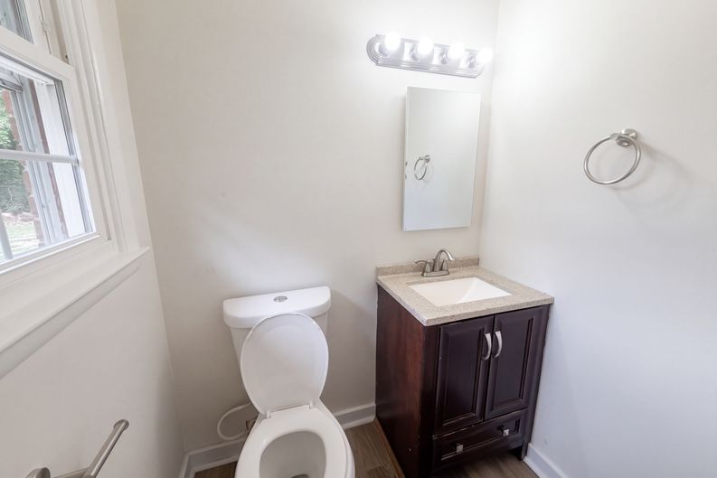 Photo 8 of 26 of 1502 W Meadowview Rd, Greensboro, NC