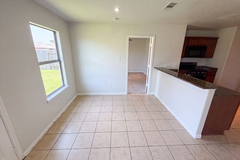Photo 6 of 19 of 907 Amaryllis Rd, Baytown, TX