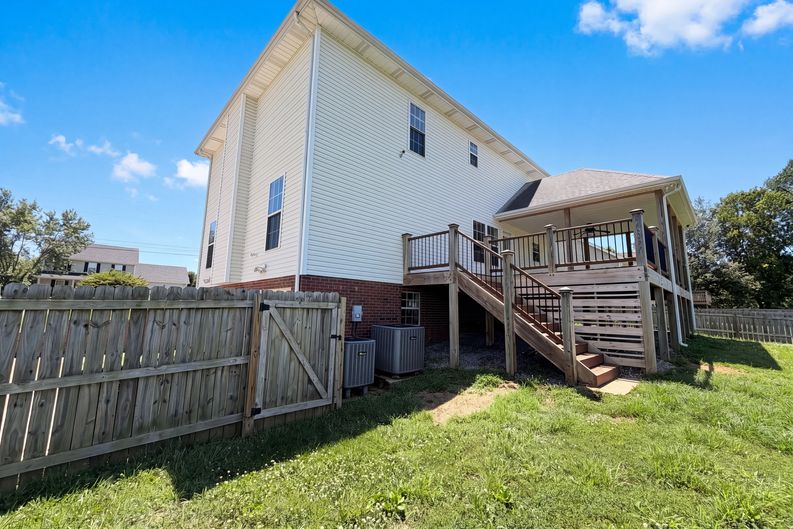 Photo 18 of 24 of 1117 Thornberry Dr, Clarksville, TN