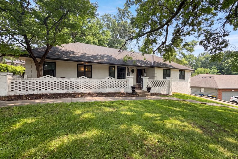 Photo 18 of 23 of 4321 NW Briarcliff Ln, Kansas City, MO