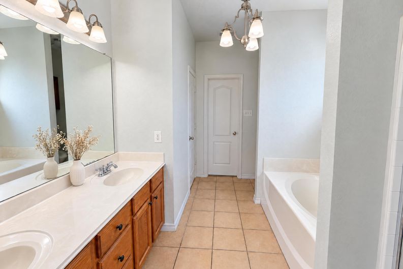 Photo 9 of 23 of 1476 Park Crest Dr, Crowley, TX