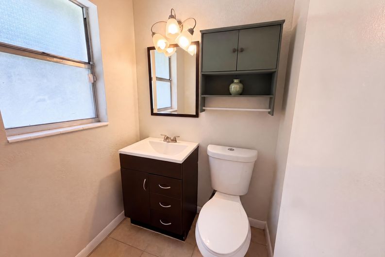 Photo 6 of 14 of 7018 Lynwood Dr, Tampa, FL