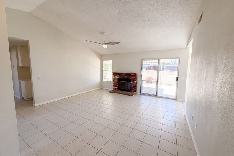 Photo 3 of 18 of 13561 Glacier Cir, Hesperia, CA