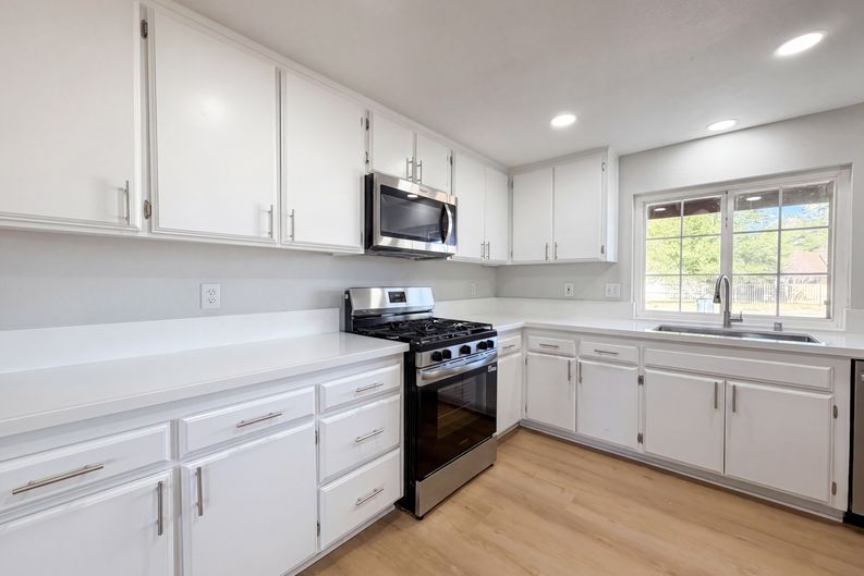 Photo 9 of 21 of 40733 176th St E, Lancaster, CA