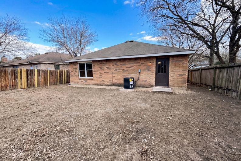 Photo 5 of 16 of 517 W 5th St, Converse, TX