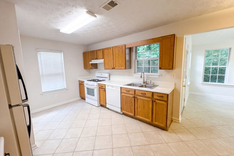 Photo 6 of 60 of 2492 Halcyon Way, Lawrenceville, GA