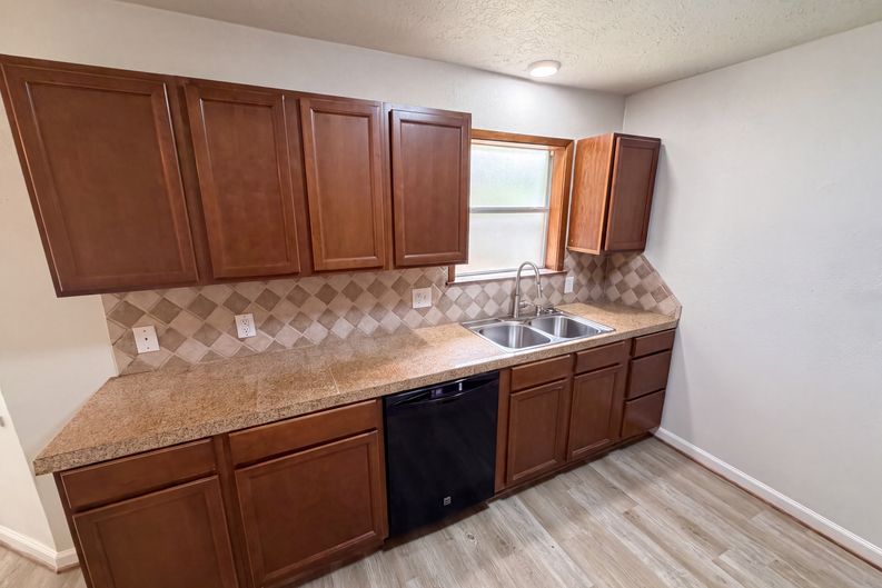 Photo 6 of 21 of 912 S 23rd St, Nederland, TX