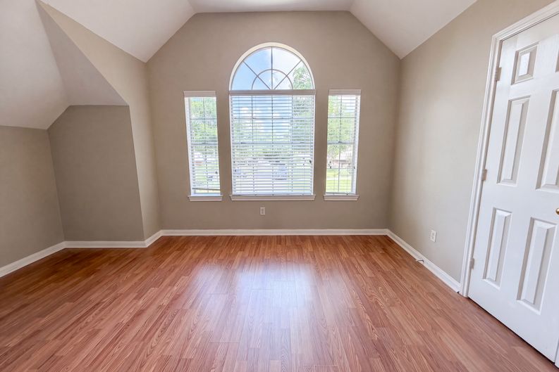 Photo 13 of 21 of 12159 Hawthorne Dr, Montgomery, TX