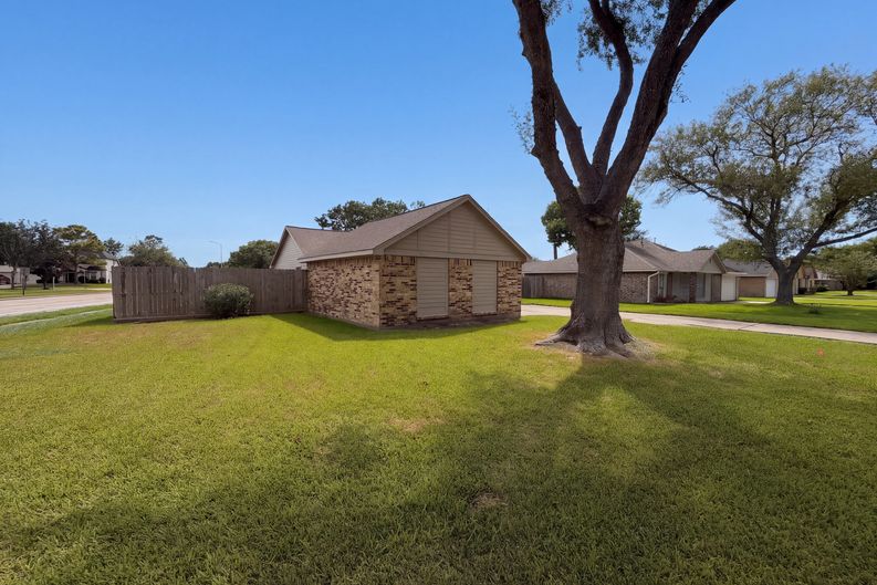Photo 17 of 18 of 10942 Collingswood Dr, La Porte, TX