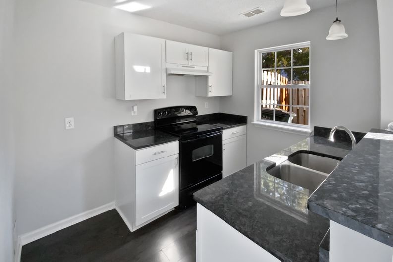 Photo 10 of 17 of 6086 Cougar Ln, Charlotte, NC
