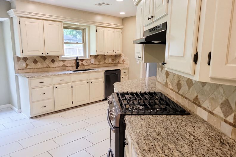 Photo 9 of 46 of 4600 Rolling Hills Dr, Bartlesville, OK