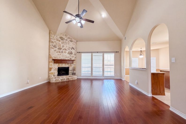 Photo 3 of 29 of 409 Lone Oak Ct, Kennedale, TX