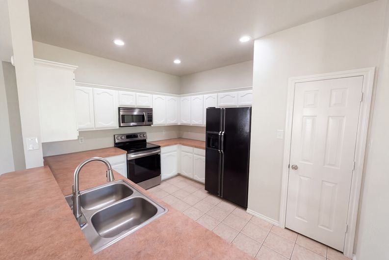 Photo 7 of 20 of 2617 Silver Hill Dr, Fort Worth, TX