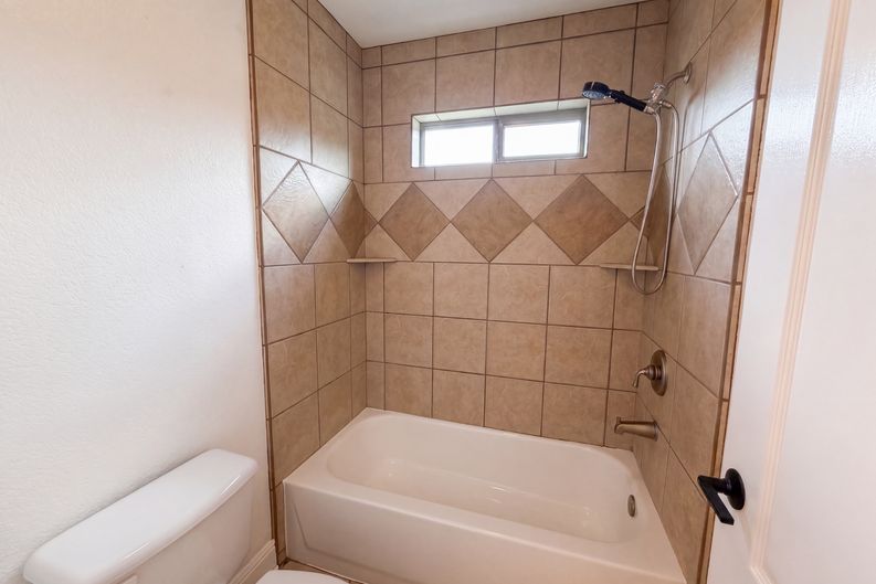 Photo 15 of 19 of 4247 Richmond Ave, Spring Branch, TX