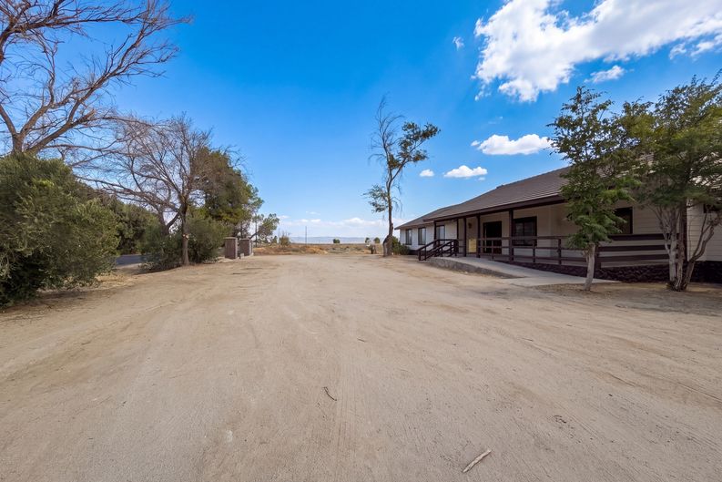 Photo 32 of 40 of 1401 60th St W, Rosamond, CA