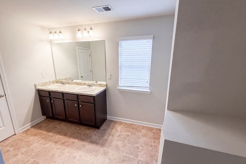 Photo 14 of 23 of 4473 Ravenwood Dr, Union City, GA