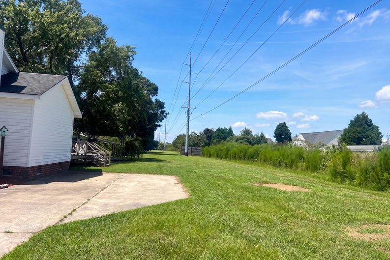 Photo 19 of 26 of 2504 Thomas Langston Rd, Winterville, NC