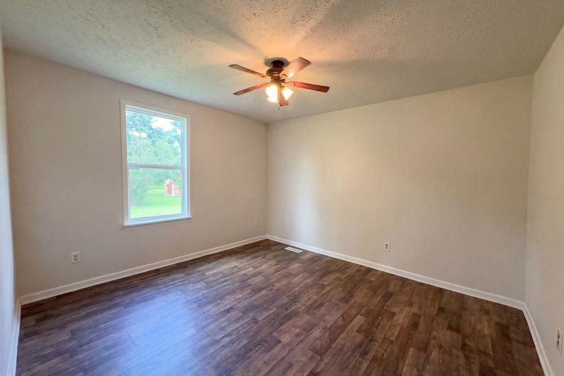 Photo 10 of 19 of 1040 Dodd Dr, Savannah, TN