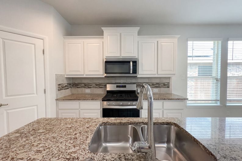Photo 8 of 16 of 2520 Allview Ln, Red Oak, TX