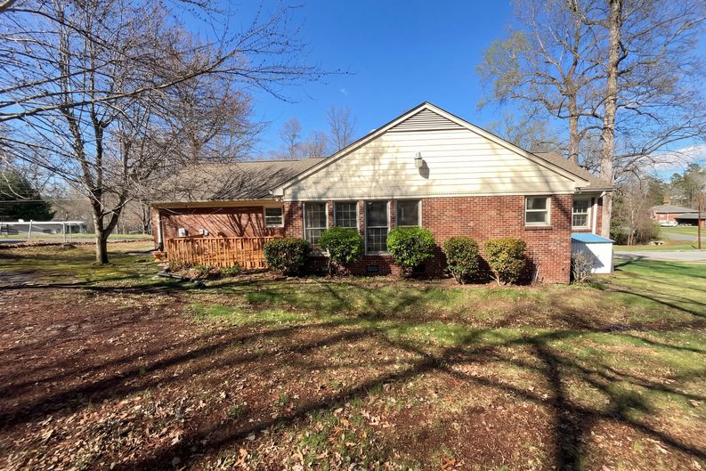 Photo 5 of 24 of 707 Willowmoore Ave, Thomasville, NC