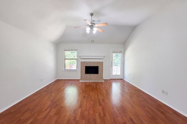 Photo 3 of 14 of 605 Crystal Falls Dr, McKinney, TX