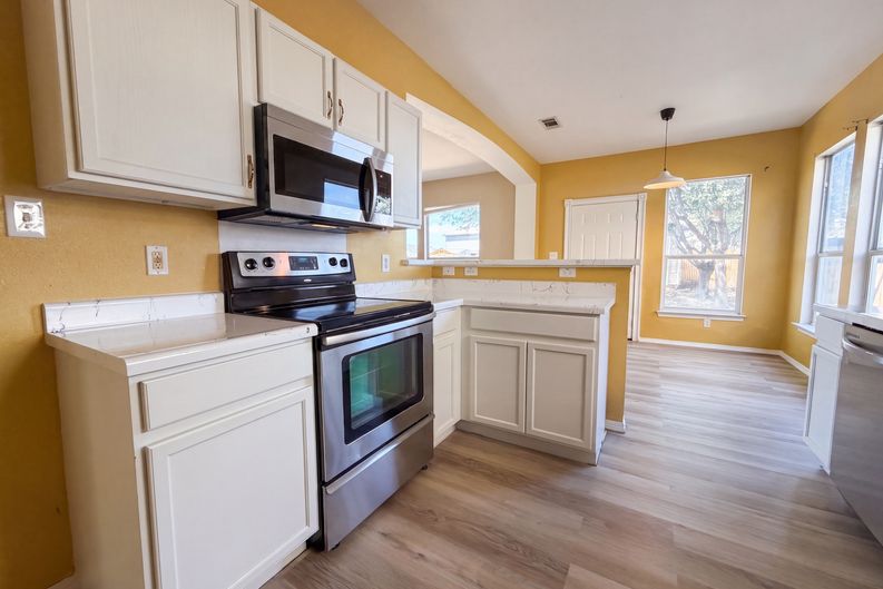 Photo 8 of 36 of 5759 Midcrown Dr, San Antonio, TX