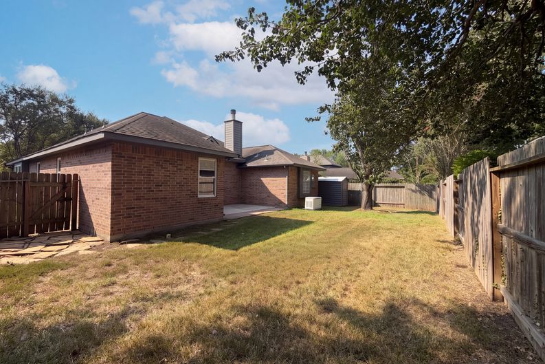 Photo 5 of 18 of 20402 Willow Trace Dr, Cypress, TX