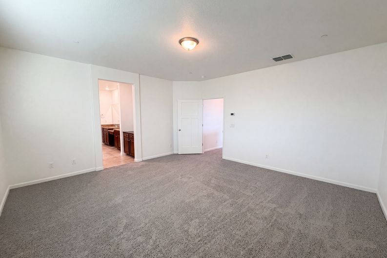 Photo 4 of 39 of 5022 Birch Valley Way, Rancho Cordova, CA