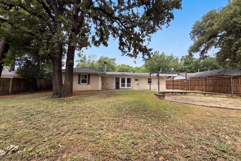 Photo 5 of 20 of 1805 Brookview Dr, Arlington, TX
