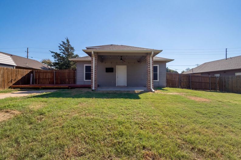 Photo 5 of 17 of 6006 Colorado St, Greenville, TX