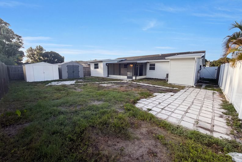 Photo 5 of 27 of 8283 86th Ave, Seminole, FL