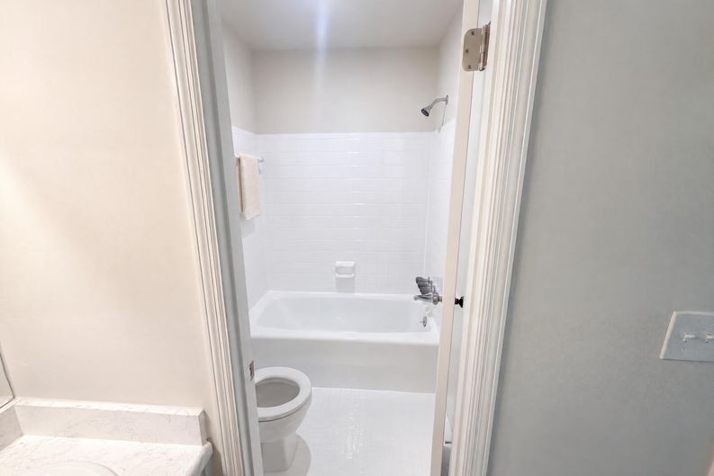 Photo 7 of 45 of 2215 Angela Dr SW, Lilburn, GA