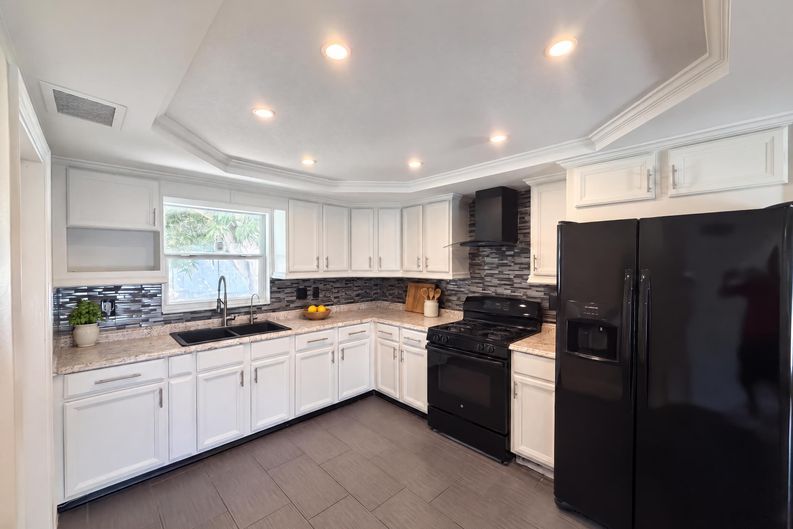 Photo 11 of 22 of 645 10th Pl, Safety Harbor, FL
