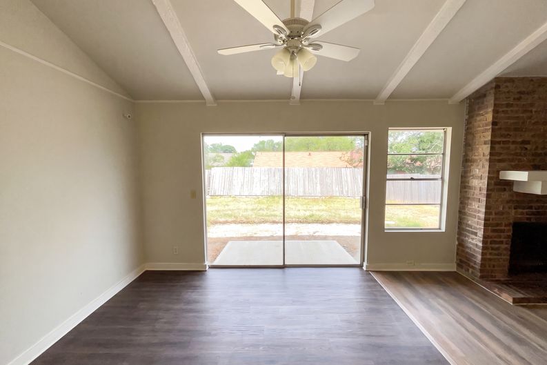 Photo 9 of 19 of 1154 S Ellison Dr, San Antonio, TX
