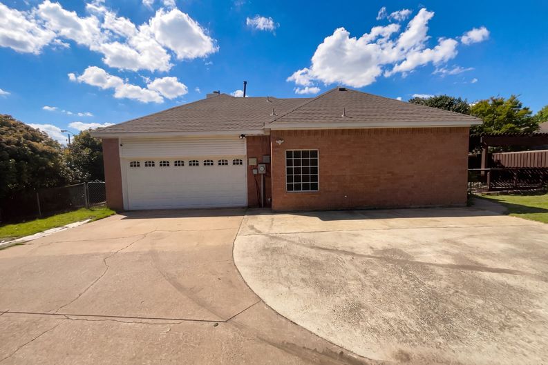 Photo 16 of 19 of 2400 Creekview Dr, Plano, TX