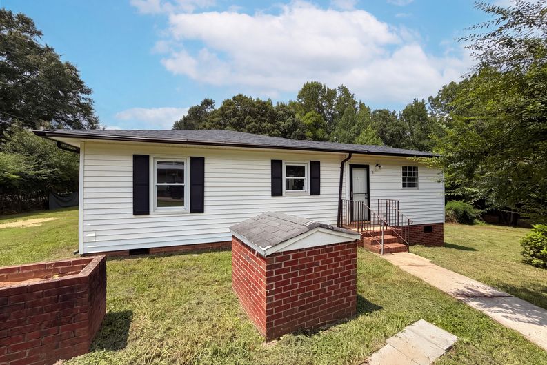 Photo 19 of 21 of 704 Morningside Dr, Mount Holly, NC