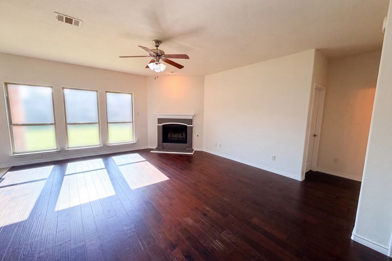 Photo 7 of 22 of 1217 Maverick Ln, Royse City, TX