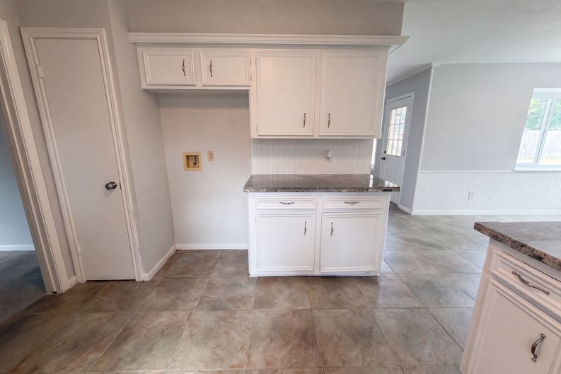 Photo 10 of 25 of 16121 Lakeview Dr, Jersey Village, TX