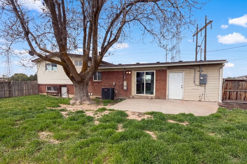 Photo 5 of 21 of 408 N 1500 W, Clinton, UT