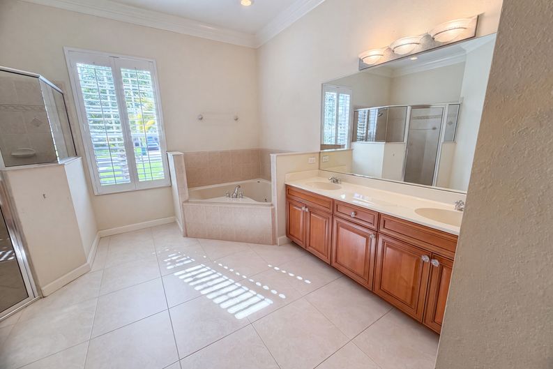 Photo 19 of 30 of 424 NW Dover Ct, Port Saint Lucie, FL