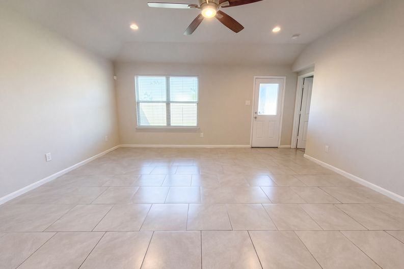 Photo 3 of 24 of 8322 Oakleaf Meadow Ct, Rosharon, TX