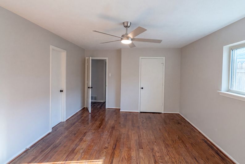 Photo 14 of 22 of 1618 Woodcrest Ln, Carrollton, TX
